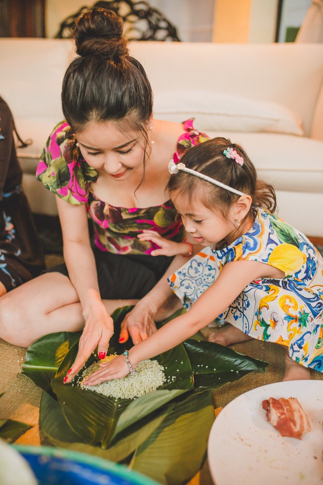C&aacute;c con H&agrave; Kiều Anh chăm ch&uacute; xem mẹ g&oacute;i b&aacute;nh chưng ng&agrave;y Tết - Ảnh 5.