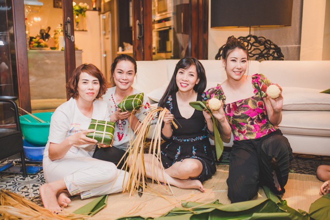 C&aacute;c con H&agrave; Kiều Anh chăm ch&uacute; xem mẹ g&oacute;i b&aacute;nh chưng ng&agrave;y Tết - Ảnh 1.