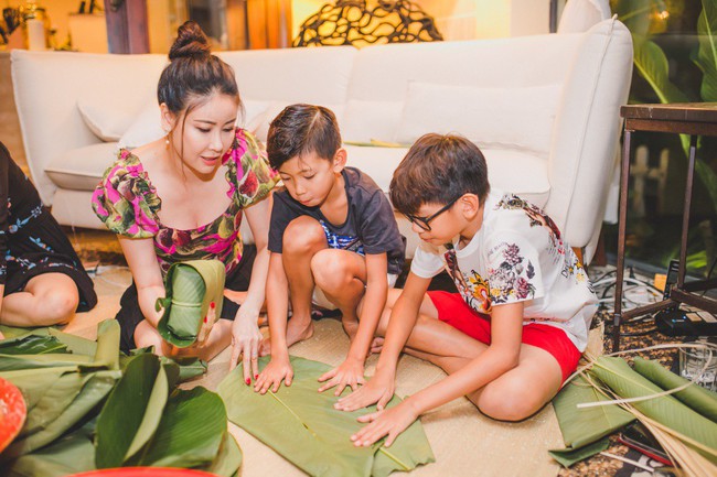 C&aacute;c con H&agrave; Kiều Anh chăm ch&uacute; xem mẹ g&oacute;i b&aacute;nh chưng ng&agrave;y Tết - Ảnh 7.
