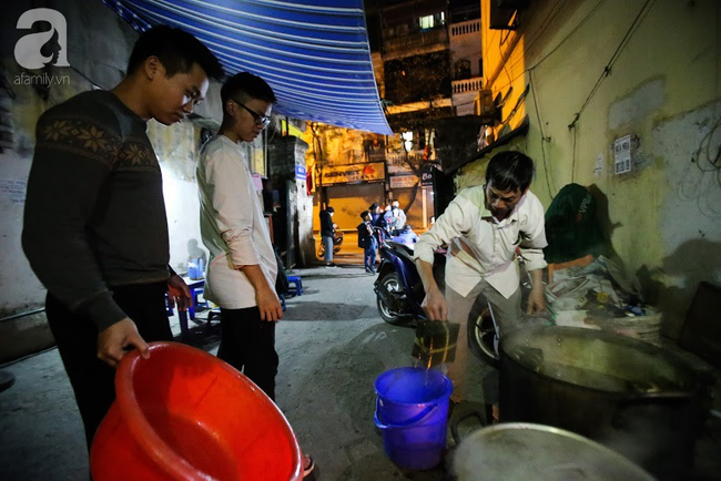 29 Tết, vỉa h&egrave; H&agrave; Nội biến th&agrave;nh bếp lưu động, người d&acirc;n tụ tập thổi lửa luộc b&aacute;nh chưng - Ảnh 10.