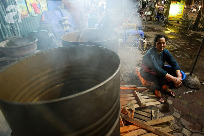 29 Tết, vỉa h&egrave; H&agrave; Nội biến th&agrave;nh bếp lưu động, người d&acirc;n tụ tập thổi lửa luộc b&aacute;nh chưng - Ảnh 2.