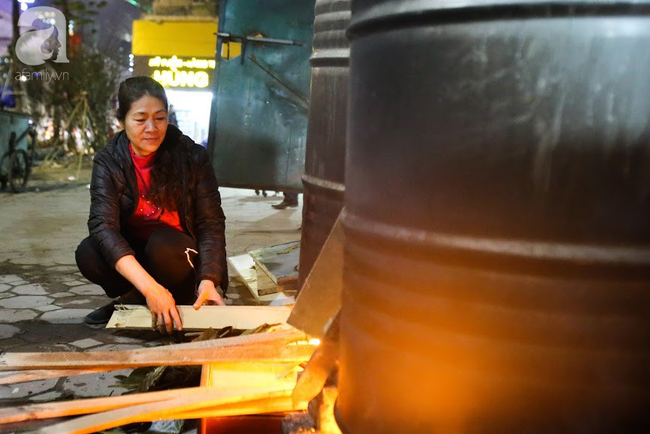 29 Tết, vỉa h&egrave; H&agrave; Nội biến th&agrave;nh bếp lưu động, người d&acirc;n tụ tập thổi lửa luộc b&aacute;nh chưng - Ảnh 7.