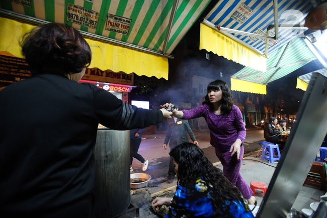 29 Tết, vỉa h&egrave; H&agrave; Nội biến th&agrave;nh bếp lưu động, người d&acirc;n tụ tập thổi lửa luộc b&aacute;nh chưng - Ảnh 8.