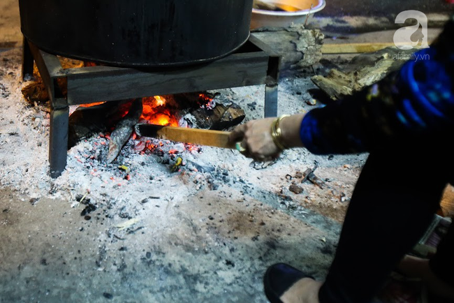 29 Tết, vỉa h&egrave; H&agrave; Nội biến th&agrave;nh bếp lưu động, người d&acirc;n tụ tập thổi lửa luộc b&aacute;nh chưng - Ảnh 9.