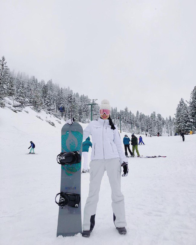 Phạm Hương tự tin đi trượt tuyết, mặc tin đồn sinh con bủa v&acirc;y - Ảnh 1.