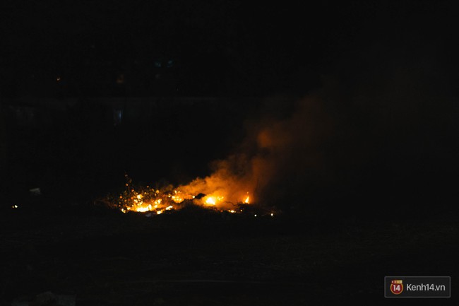 Tối 30 Tết, tiểu thương H&agrave; Nội đập n&aacute;t gốc quất, nhờ c&ocirc;ng nh&acirc;n m&ocirc;i trường đem đốt chứ kh&ocirc;ng muốn b&aacute;n rẻ - Ảnh 17.