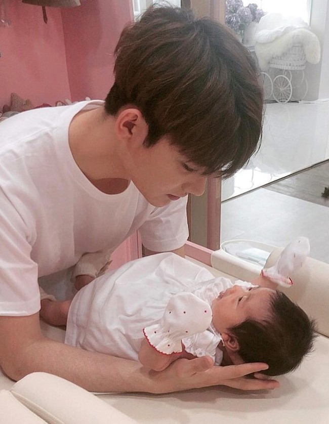 H&ocirc;n nh&acirc;n vi&ecirc;n m&atilde;n của Hoa hậu H&agrave;n Quốc U50 v&agrave; hot boy đ&aacute;ng tuổi con - Ảnh 8.