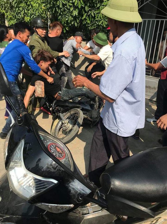 Nhờ đứa trẻ dẫn đường, 2 thanh ni&ecirc;n bị d&acirc;n l&agrave;ng v&acirc;y đ&aacute;nh v&igrave; nghĩ bắt c&oacute;c trẻ em - Ảnh 2.