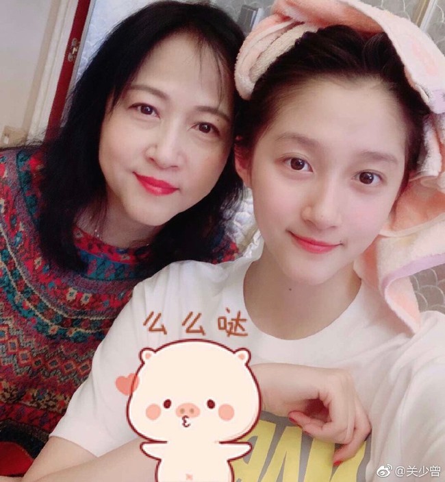 Vẫn biết Quan Hiểu Đồng xinh đẹp, nhưng bố mẹ của c&ocirc; n&agrave;ng mới sở hữu nhan sắc đ&aacute;ng ngưỡng mộ - Ảnh 1.