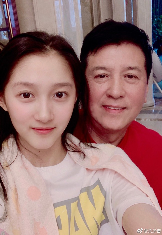 Vẫn biết Quan Hiểu Đồng xinh đẹp, nhưng bố mẹ của c&ocirc; n&agrave;ng mới sở hữu nhan sắc đ&aacute;ng ngưỡng mộ - Ảnh 2.