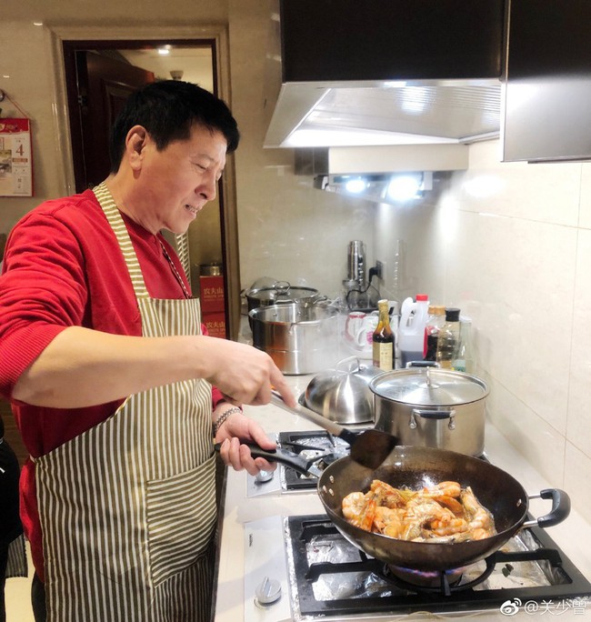 Vẫn biết Quan Hiểu Đồng xinh đẹp, nhưng bố mẹ của c&ocirc; n&agrave;ng mới sở hữu nhan sắc đ&aacute;ng ngưỡng mộ - Ảnh 6.