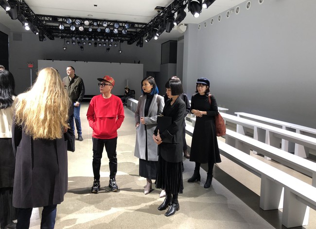 Tin vui đầu năm của thời trang Việt: NTK C&ocirc;ng Tr&iacute; được ưu &aacute;i xuất hiện tr&ecirc;n tạp ch&iacute; Elle của Mỹ - Ảnh 4.