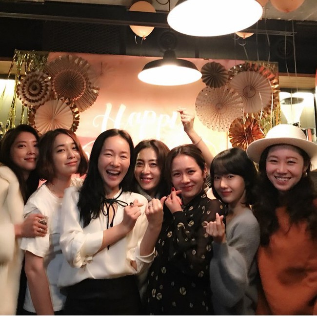 Bức ảnh hot nhất m&ugrave;ng 4 Tết: Hội chị đại to&agrave;n mỹ nh&acirc;n cực kỳ quyền lực của showbiz H&agrave;n 2019 tụ hội  - Ảnh 2.