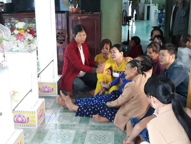 Vụ 6 học sinh tử vong ng&agrave;y Tết: Sản phụ đang ở cữ &ocirc;m thi thể con kh&oacute;c than - Ảnh 1.