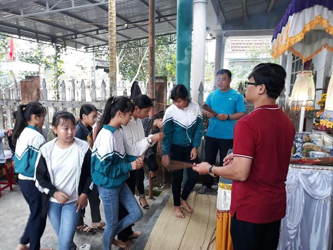 Vụ 6 học sinh tử vong ng&agrave;y Tết: Sản phụ đang ở cữ &ocirc;m thi thể con kh&oacute;c than - Ảnh 2.