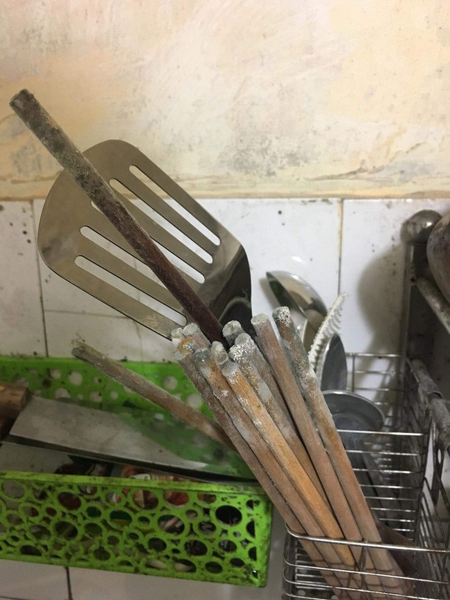 Quay lại ph&ograve;ng trọ sau Tết, d&acirc;n t&igrave;nh kh&oacute;c th&eacute;t v&igrave; bỏ qu&ecirc;n nồi cơm điện l&ecirc;n mốc meo - Ảnh 3.