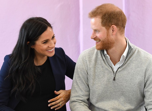 Đoạn clip Ho&agrave;ng tử Harry quay sang hỏi vợ bầu Meghan: C&oacute; phải con của anh kh&ocirc;ng? khiến cộng đồng mạng dậy s&oacute;ng - Ảnh 2.