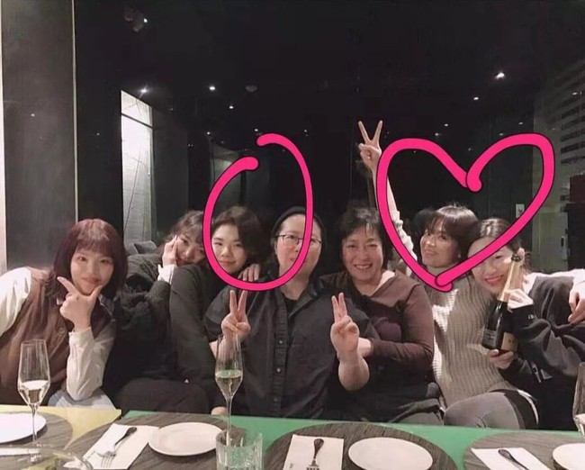 Tiểu tam bị nghi chen v&agrave;o cuộc h&ocirc;n nh&acirc;n của Song - Song: Bạn th&acirc;n 10 năm của Song Hye Kyo, trong h&ocirc;n lễ đỡ v&aacute;y c&ocirc; d&acirc;u - Ảnh 1.