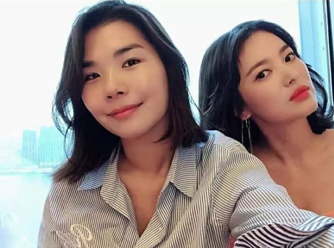 Tiểu tam bị nghi chen v&agrave;o cuộc h&ocirc;n nh&acirc;n của Song - Song: Bạn th&acirc;n 10 năm của Song Hye Kyo, trong h&ocirc;n lễ đỡ v&aacute;y c&ocirc; d&acirc;u - Ảnh 3.