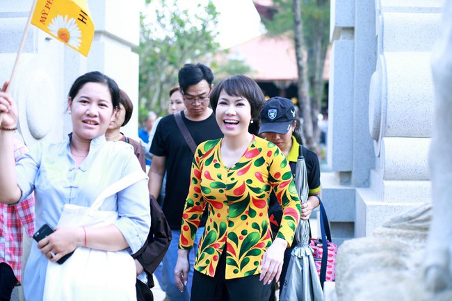 Việt Hương lạ lẫm với m&aacute;i t&oacute;c ngắn đi h&agrave;nh hương đầu năm - Ảnh 5.