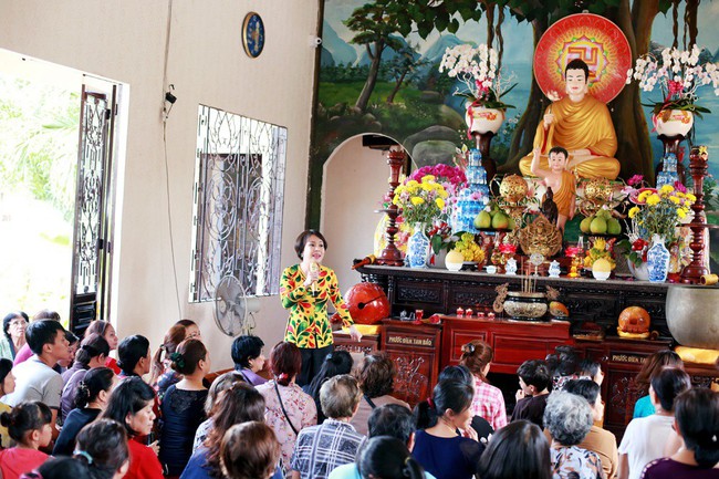 Viá»t Hương lạ lẫm vá»i mái tóc ngắn Äi hà nh hương Äầu nÄm - Ảnh 8.