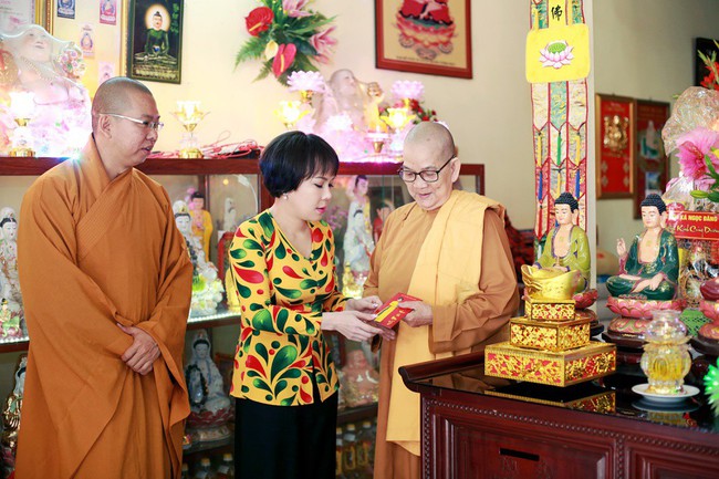 Viá»t Hương lạ lẫm vá»i mái tóc ngắn Äi hà nh hương Äầu nÄm - Ảnh 2.