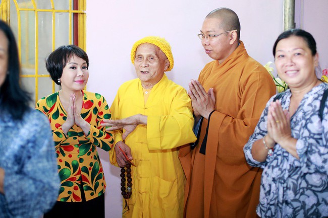 Viá»t Hương lạ lẫm vá»i mái tóc ngắn Äi hà nh hương Äầu nÄm - Ảnh 4.