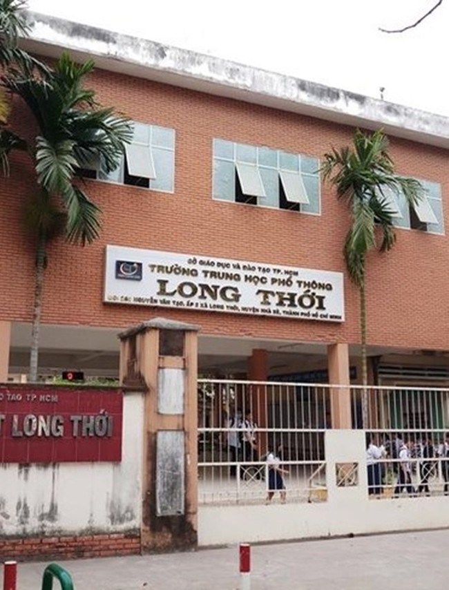 TP.HCM: Cô giáo im lặng không giảng bài suốt một thời gian lại tiếp tục ném vở học sinh xuống đất gây bức xúc - Ảnh 2. TP.HCM: Cô giáo im lặng không giảng bài suốt một thời gian lại tiếp tục ném vở học sinh xuống đất gây bức xúc - Ảnh 2.