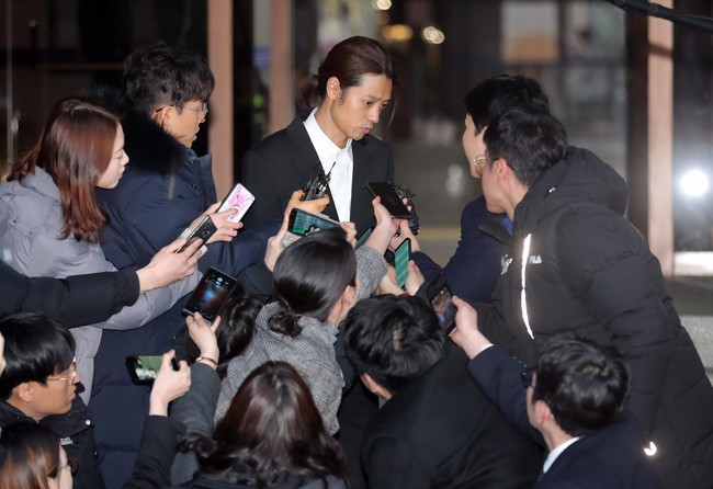 Seungri v&agrave; Jung Joon Young rời sở cảnh s&aacute;t sau gần 20 tiếng thẩm vấn, tiết lộ chuyện giao nộp bằng chứng điện thoại v&agrave;ng  - Ảnh 7.