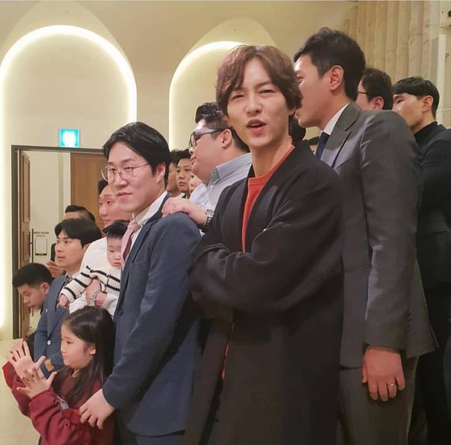 Song Joong Ki lần đầu xuất hiện sau th&ocirc;ng tin ngoại t&igrave;nh với bạn diễn, cười tươi rạng rỡ nhưng gầy nhom  - Ảnh 1.
