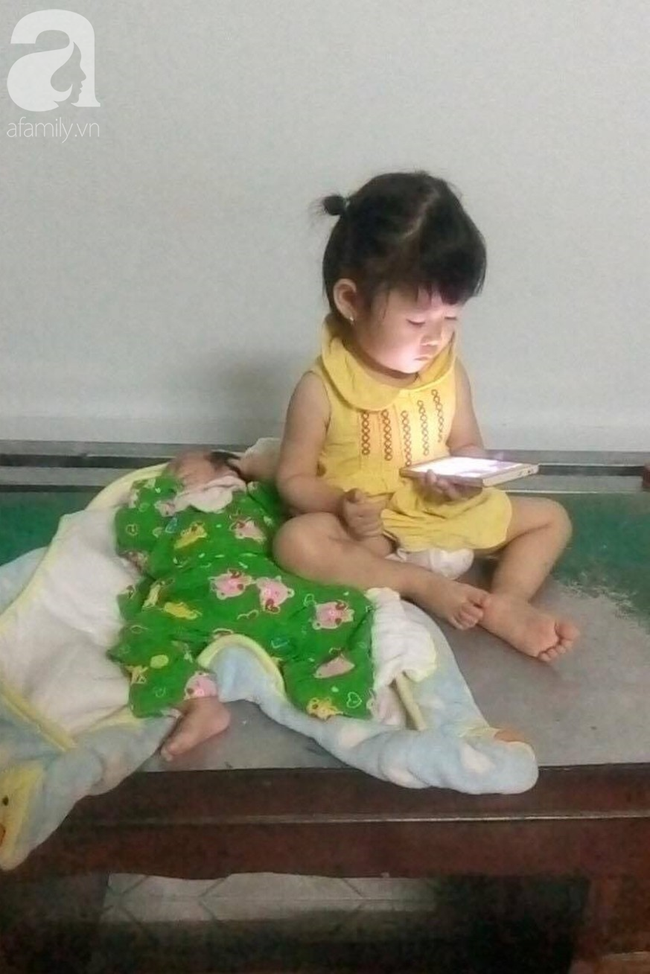 H&igrave;nh ảnh mới nhất của b&eacute; g&aacute;i nằm ngoan dưới hộc tủ b&uacute; sữa b&igrave;nh, ph&iacute;a tr&ecirc;n mẹ tất bật b&aacute;n b&aacute;nh mưu sinh - Ảnh 8.