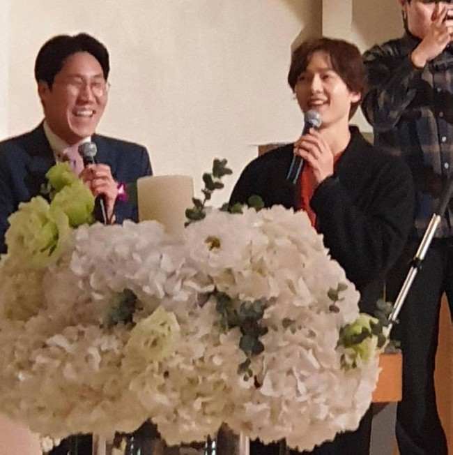 Song Joong Ki lần đầu xuất hiện sau th&ocirc;ng tin ngoại t&igrave;nh với bạn diễn, cười tươi rạng rỡ nhưng gầy nhom  - Ảnh 6.