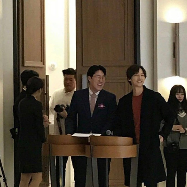 Song Joong Ki lần đầu xuất hiện sau th&ocirc;ng tin ngoại t&igrave;nh với bạn diễn, cười tươi rạng rỡ nhưng gầy nhom  - Ảnh 3.