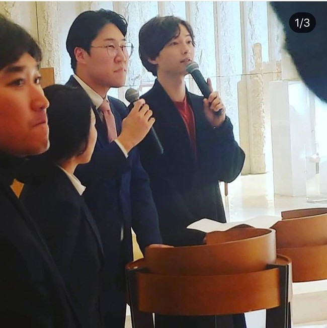 Song Joong Ki lần đầu xuất hiện sau th&ocirc;ng tin ngoại t&igrave;nh với bạn diễn, cười tươi rạng rỡ nhưng gầy nhom  - Ảnh 4.