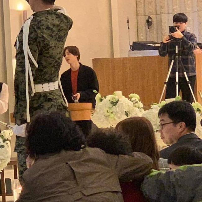 Song Joong Ki lần đầu xuất hiện sau th&ocirc;ng tin ngoại t&igrave;nh với bạn diễn, cười tươi rạng rỡ nhưng gầy nhom  - Ảnh 5.