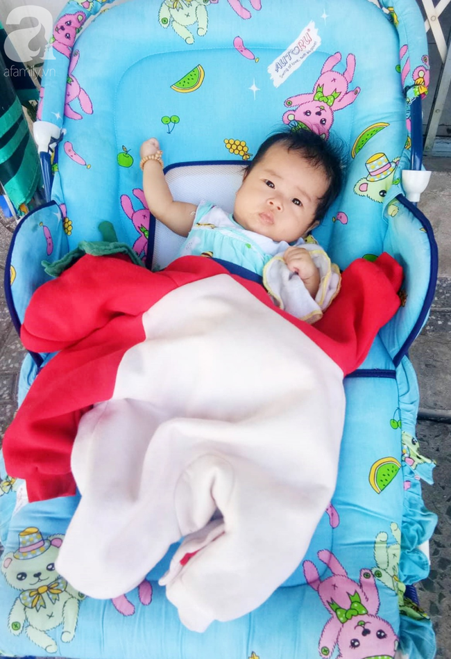 H&igrave;nh ảnh mới nhất của b&eacute; g&aacute;i nằm ngoan dưới hộc tủ b&uacute; sữa b&igrave;nh, ph&iacute;a tr&ecirc;n mẹ tất bật b&aacute;n b&aacute;nh mưu sinh - Ảnh 7.