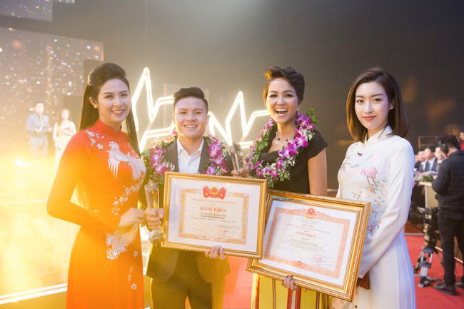 HHen Ni&ecirc;, Ngọc H&acirc;n, Mỹ Linh c&ugrave;ng chung 1 khung h&igrave;nh, c&ocirc; g&aacute;i &Ecirc; đ&ecirc; vẫn c&oacute; sức h&uacute;t đặc biệt nhờ đặc điểm n&agrave;y - Ảnh 10.