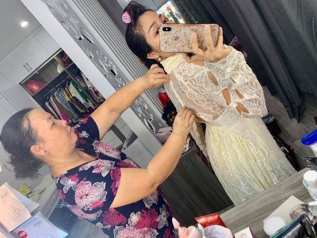 Ốc Thanh V&acirc;n c&ocirc;ng khai bộ ảnh cưới 11 năm trước, tiết lộ vẫn c&ograve;n giữ kỹ chiếc v&aacute;y cưới ngay cả khi kh&ocirc;ng c&ograve;n mặc vừa - Ảnh 1.