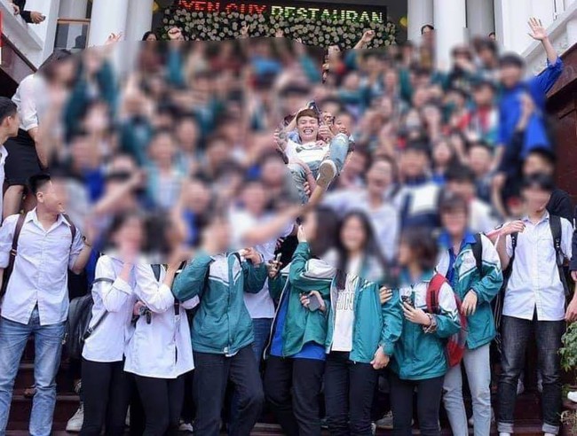hình ảnh phụ huynh nên lo ngại: Cả dàn học sinh mặc đồng phục nhà trường háo hức đón dân chơi Khá Bảnh - Ảnh 4. hình ảnh phụ huynh nên lo ngại: Cả dàn học sinh mặc đồng phục nhà trường háo hức đón dân chơi Khá Bảnh - Ảnh 4.