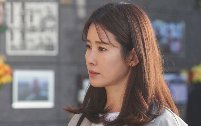 Mặc v&aacute;y ren đỏ h&iacute; hửng đ&oacute;n đ&ecirc;m t&acirc;n h&ocirc;n, nhưng t&ocirc;i cho&aacute;ng v&aacute;ng khi thấy mẹ chồng ngồi sẵn trong ph&ograve;ng với 1 vật đ&aacute;ng sợ - Ảnh 2.