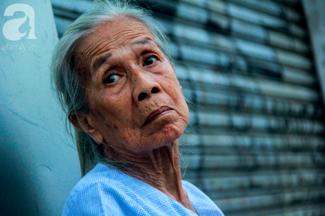 Bà Hai 85 tuổi mưu sinh trên vỉa hè Sài Gòn, dành cả thanh xuân ở vậy nuôi em gái mù lòa - Ảnh 7.