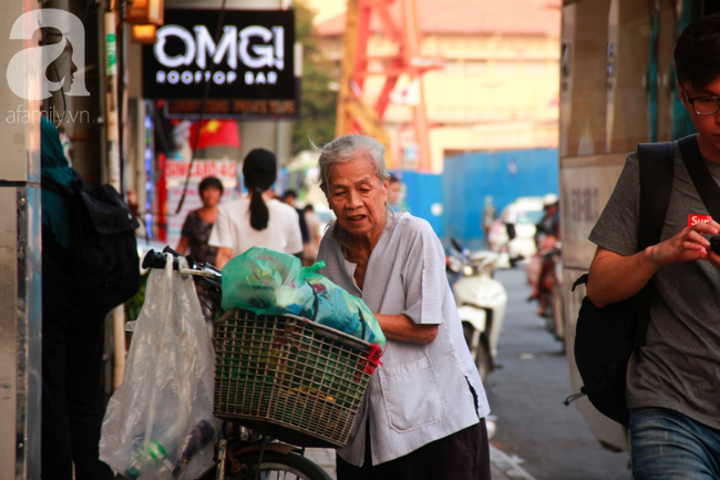 Bà Hai 85 tuổi mưu sinh trên vỉa hè Sài Gòn, dành cả thanh xuân ở vậy nuôi em gái mù lòa - Ảnh 1.