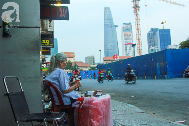 Bà Hai 85 tuổi mưu sinh trên vỉa hè Sài Gòn, dành cả thanh xuân ở vậy nuôi em gái mù lòa - Ảnh 10.