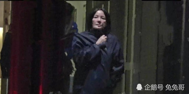 Sau tin đồn chia tay Tạ Đ&igrave;nh Phong, Vương Phi xuất hiện với gương mặt kh&aacute;c lạ - Ảnh 1.