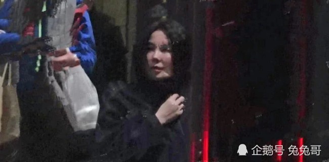 Sau tin đồn chia tay Tạ Đ&igrave;nh Phong, Vương Phi xuất hiện với gương mặt kh&aacute;c lạ - Ảnh 3.