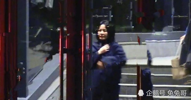 Sau tin đồn chia tay Tạ Đ&igrave;nh Phong, Vương Phi xuất hiện với gương mặt kh&aacute;c lạ - Ảnh 2.