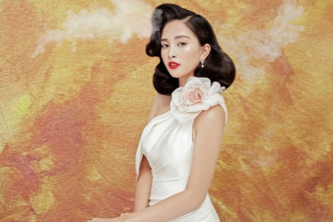 Những h&igrave;nh ảnh hở bạo đầu ti&ecirc;n của c&ocirc; Hoa hậu 19 tuổi kể từ khi đăng quang đến nay - Ảnh 9.