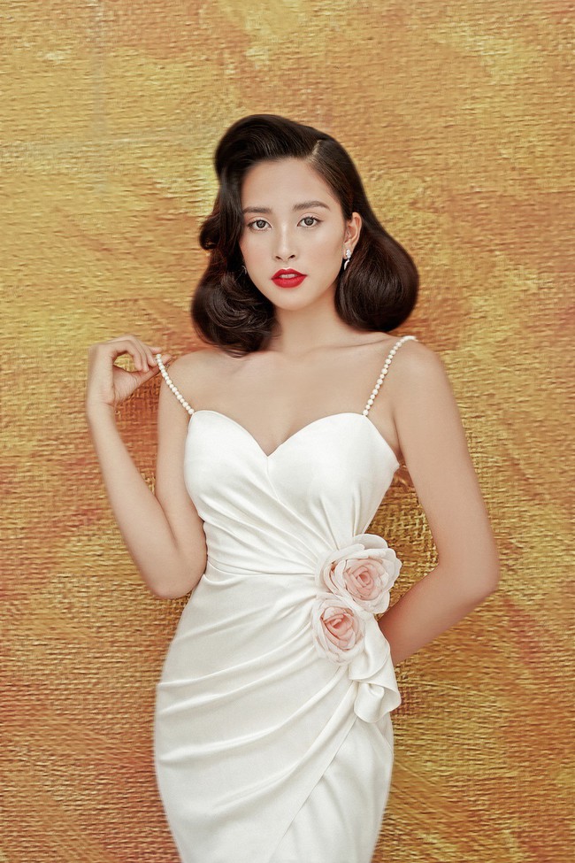 Những h&igrave;nh ảnh hở bạo đầu ti&ecirc;n của c&ocirc; Hoa hậu 19 tuổi kể từ khi đăng quang đến nay - Ảnh 10.