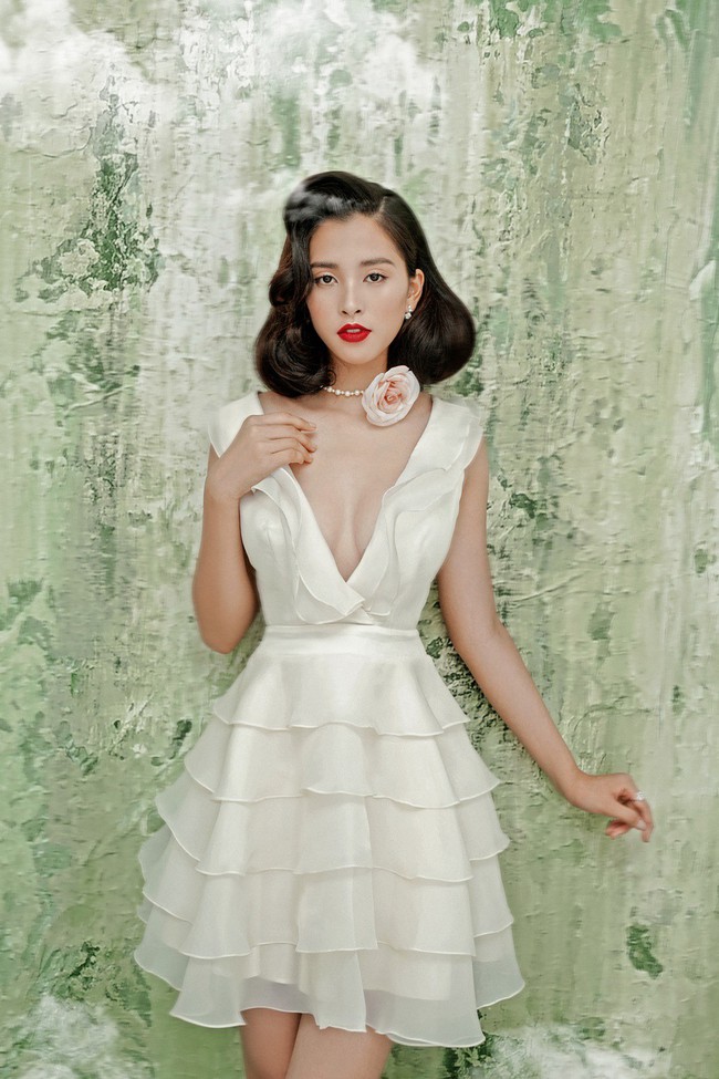 Những h&igrave;nh ảnh hở bạo đầu ti&ecirc;n của c&ocirc; Hoa hậu 19 tuổi kể từ khi đăng quang đến nay - Ảnh 14.