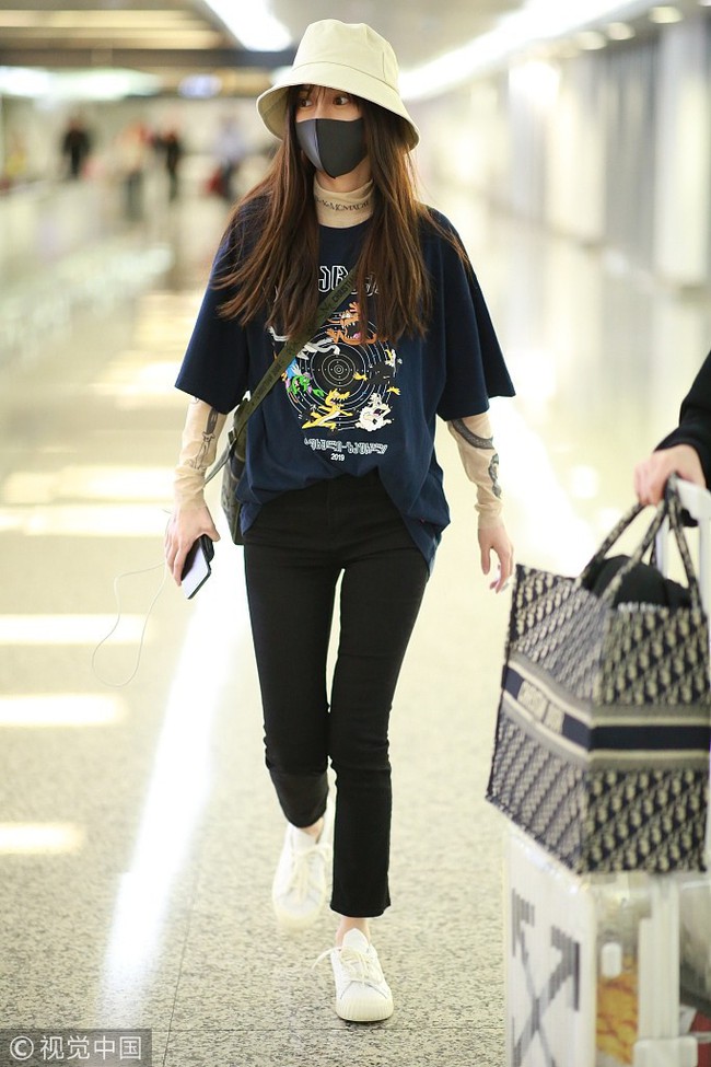 Diện &aacute;o d&agrave;i tay b&ecirc;n trong &aacute;o ph&ocirc;ng, Angela Baby bị netizen mỉa mai: &ldquo;Lại đang cố bắt chước Dương Mịch chứ g&igrave;&rdquo; - Ảnh 1.